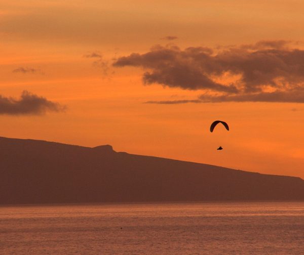 Paragliden tijdens zonsondergang